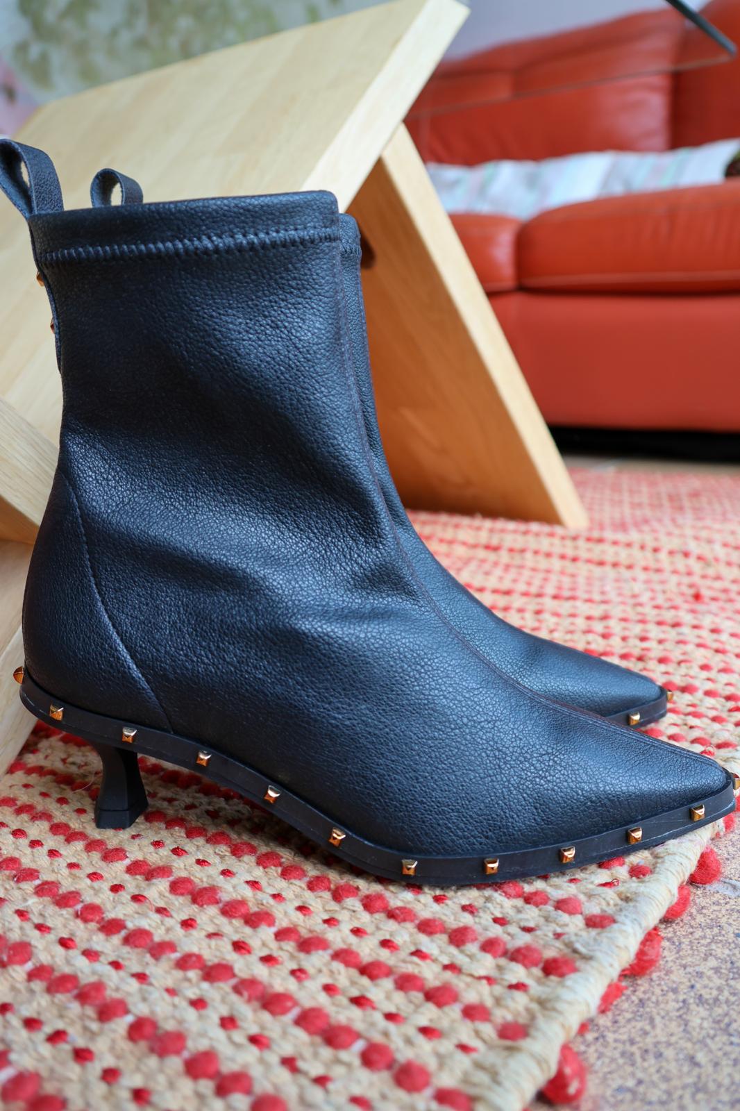 botin tachuelas negro