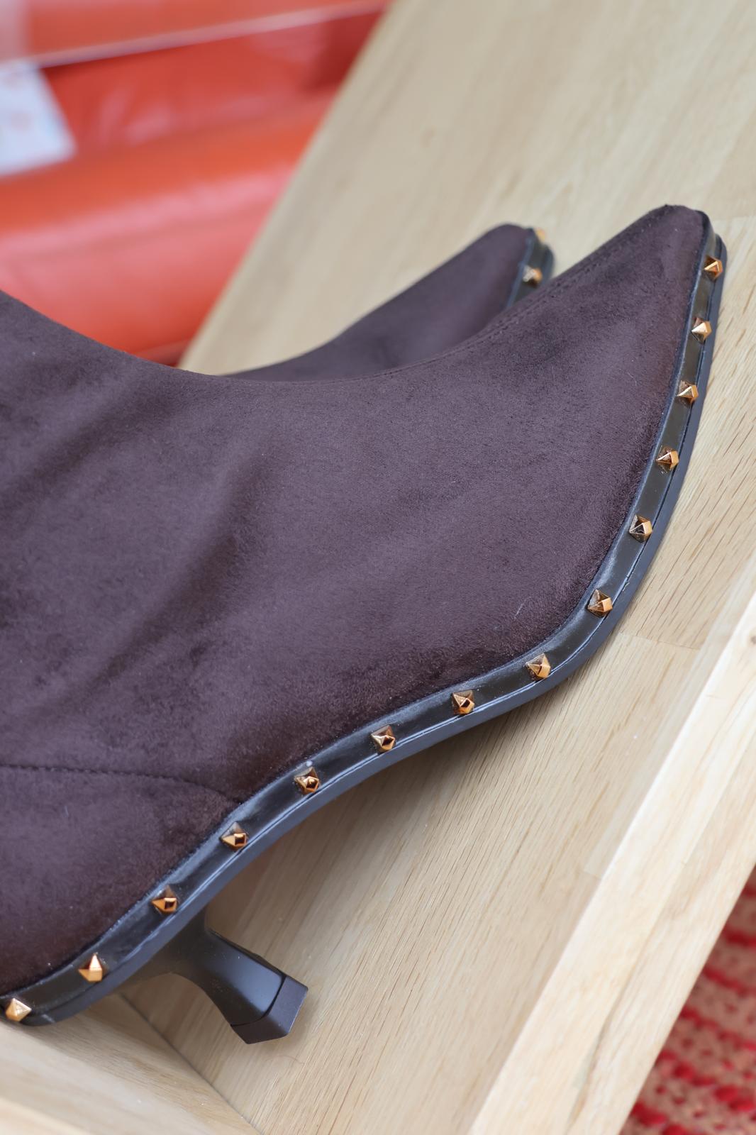 botin tachuelas negro