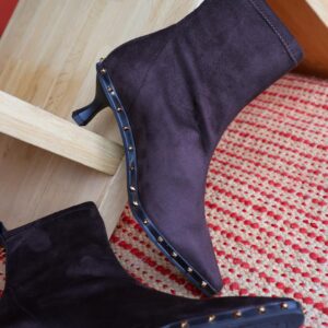 botin tachuelas negro