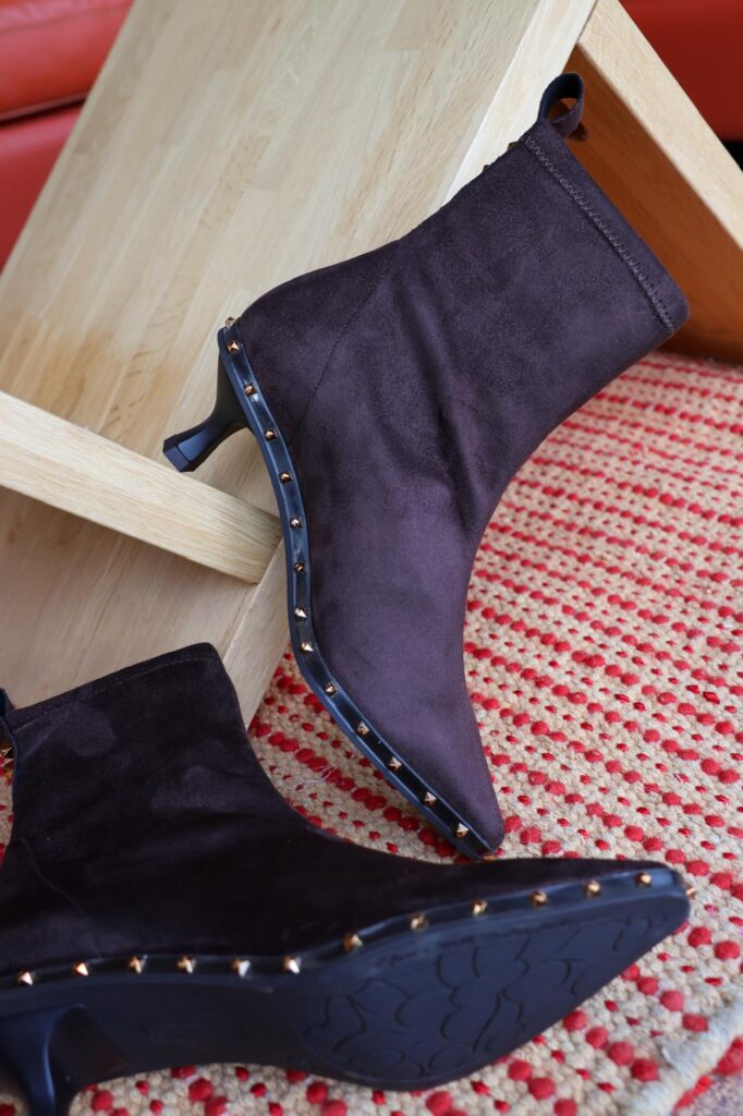 botin tachuelas negro