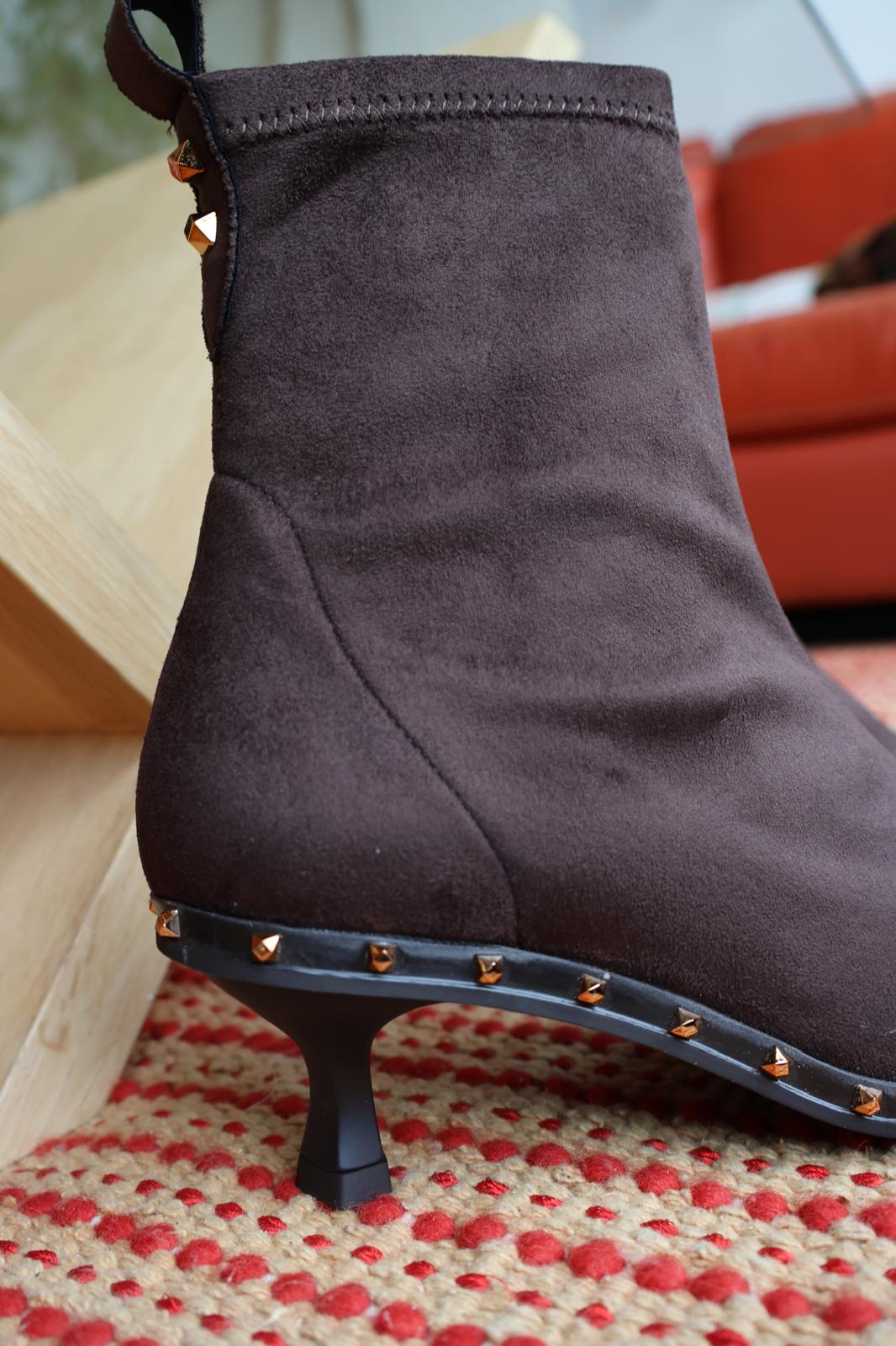 botin tachuelas negro