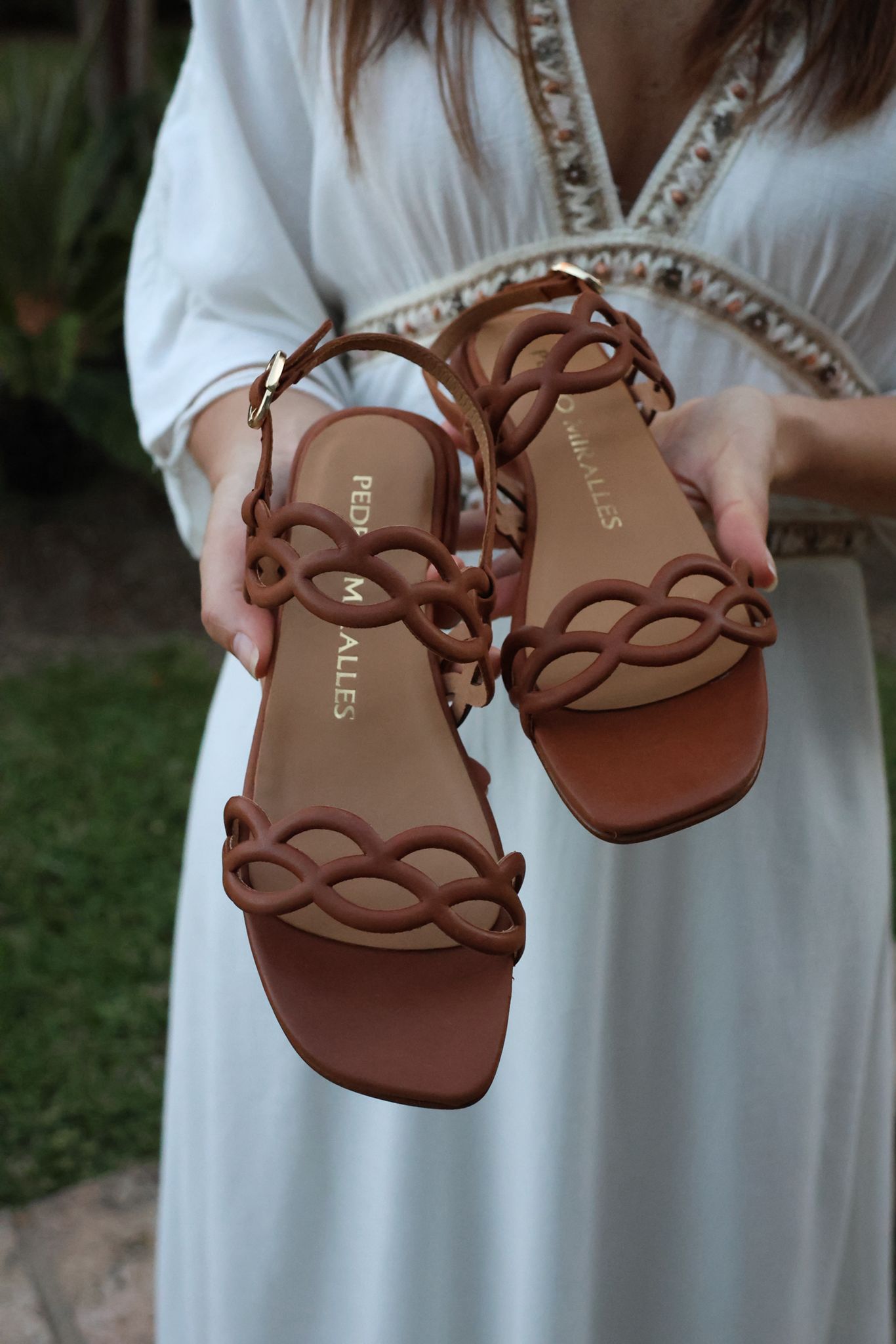 sandalia cuero plana